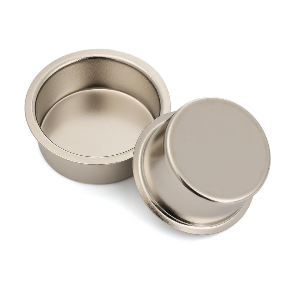 Deux coupes à bougies circulaires métalliques magnétiques à finition argent brossé et bords lisses et arrondis pour des créations DIY et des supports