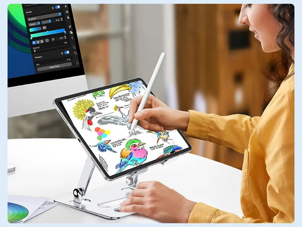 Pluma estilográfica blanca utilizada con una tableta en un soporte ajustable de tableta y teléfono de aluminio para ilustración digital.