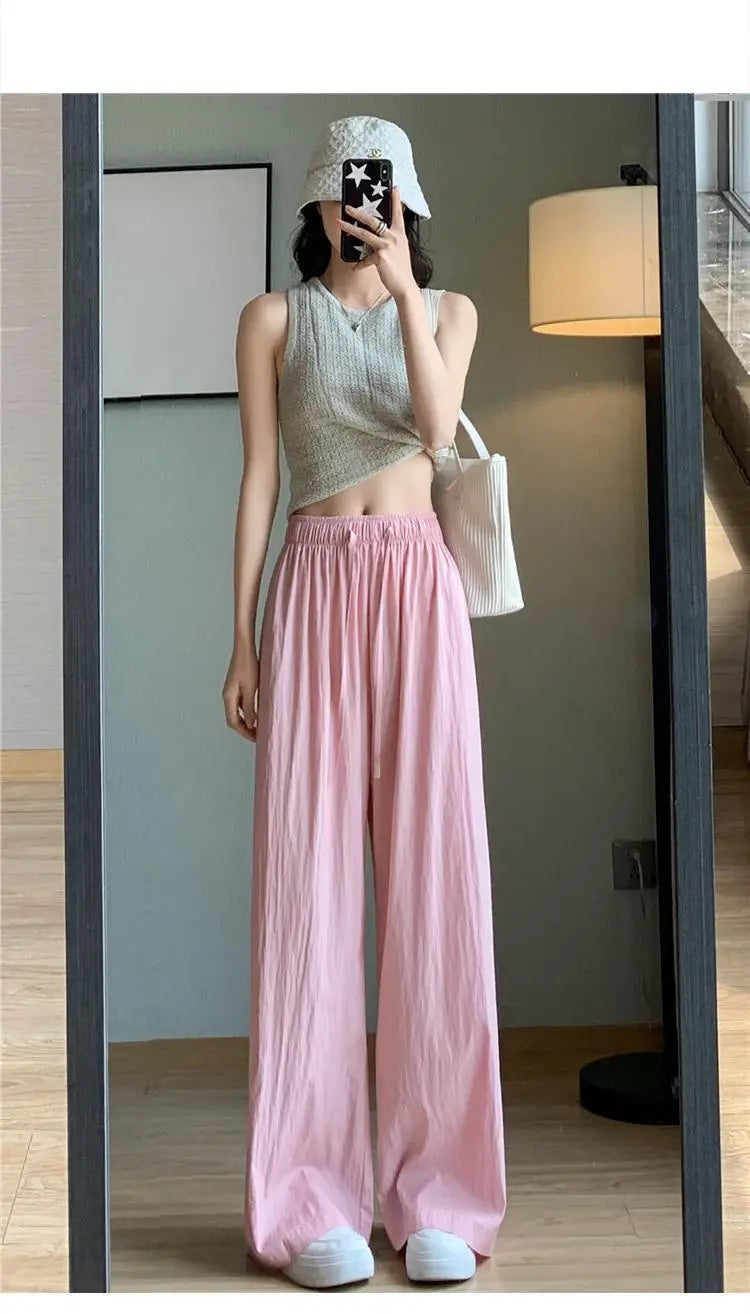 weite rosa Plissee-Hose für Damen mit angesammeltem Bund und weichem, fließendem Stoff, ideal für die Sommerzeit