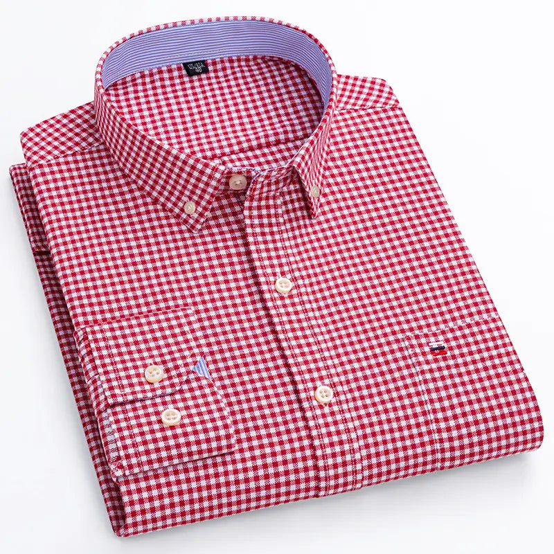 chemise oxford à carreaux en coton, grande taille pour homme, présentant un motif à carreaux rouge et blanc, avec une doublure intérieure de col bleu discret