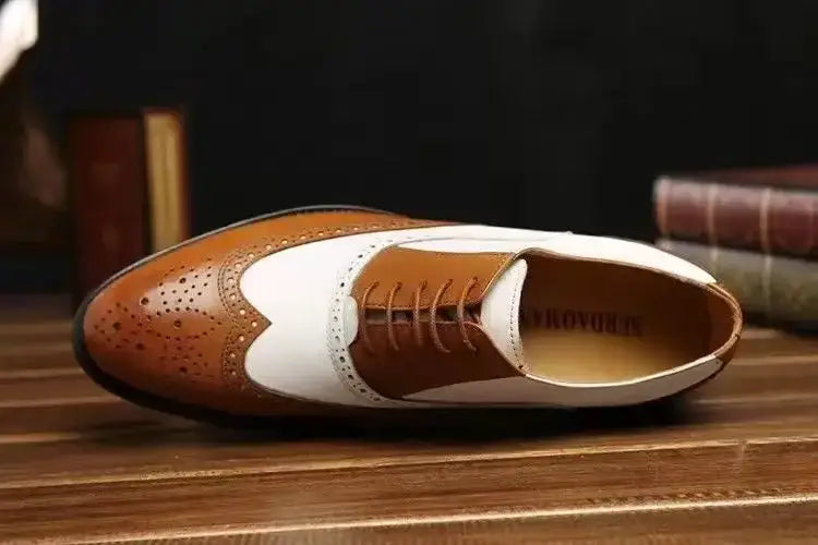 Zapatos de vestir tipo Oxford bicolor con costuras brogue para hombre en cuero marrón y blanco con detalles perforados.