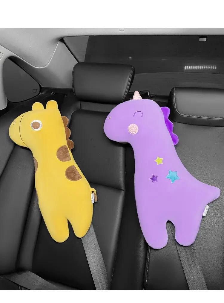 Gelbe Giraffe- und lila Einhorn-Plüsch-Autositzlehnen mit bestickten Punkten und Sternen, von der Rückseite dargestellt; gestaltet als Einhorn-Autositzgurtkissen für Kinder.