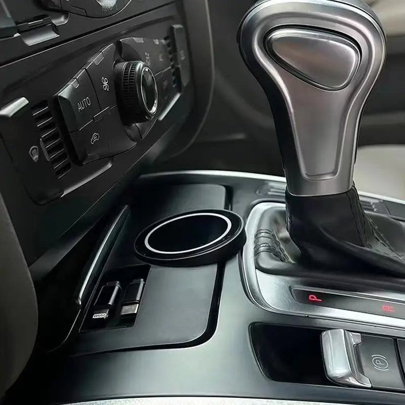Portavasos de coche circular negro con borde plateado, diseñado para el cargador inalámbrico magnético Audi Q5 A4l.