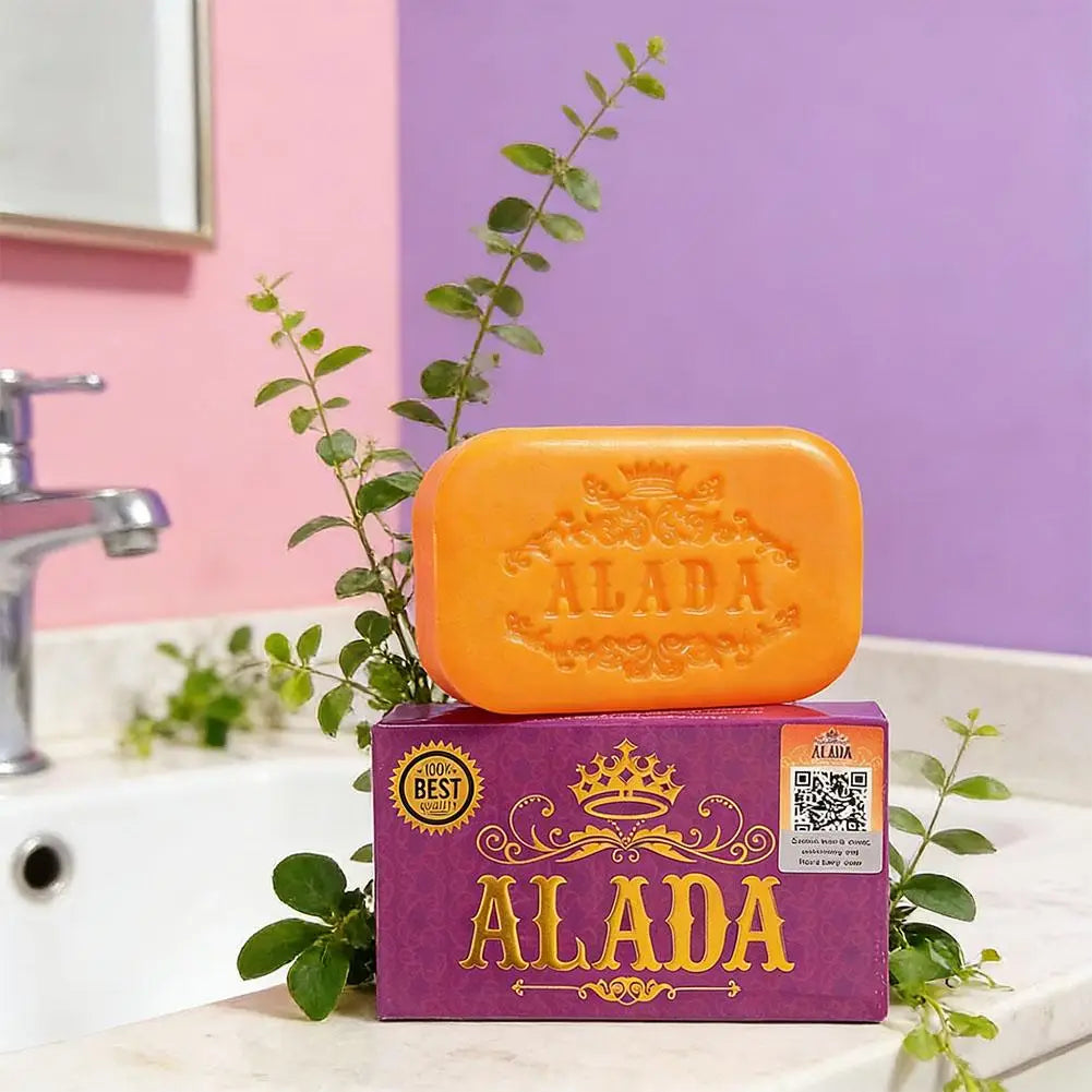 エンボス加工の王冠と華麗なデザインを備えたオレンジ色のアラダ美白クレンジングソープバー。紫色のブランドボックスの上にのせられ、肌がさっぱりとした新鮮さと活き活きとした印象を感じさせます。