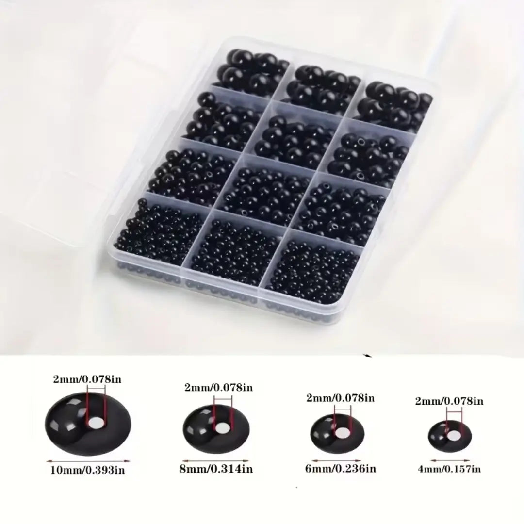 DIYジュエリー制作用の、さまざまなサイズのアソート黒色丸型ビーズを収納した透明プラスチックオーガナイザーボックス。