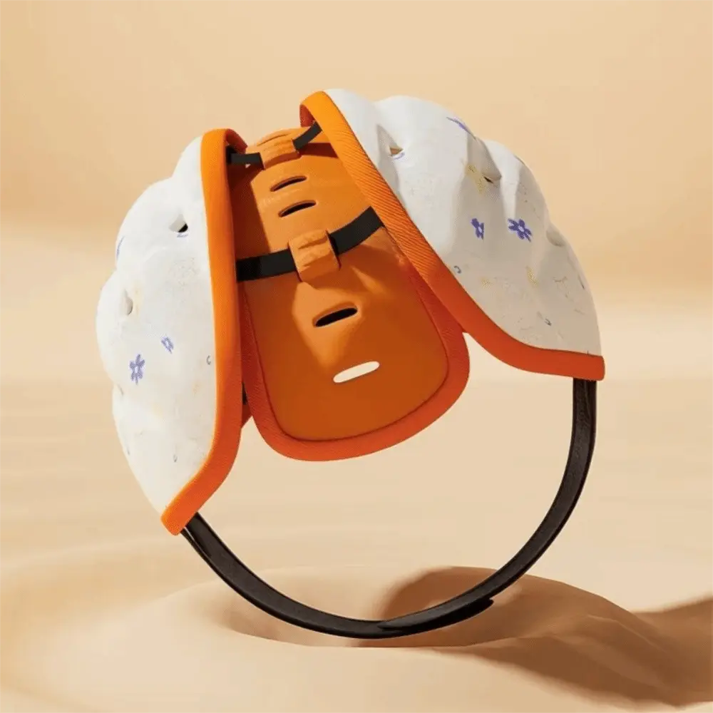 Atmungsfähiger Babysicherheitshelm für den Kinderkopf in Weiß und Orange mit violetten Blumendrucken, gepolstertem Innenbereich und verstellbaren schwarzen Riemen