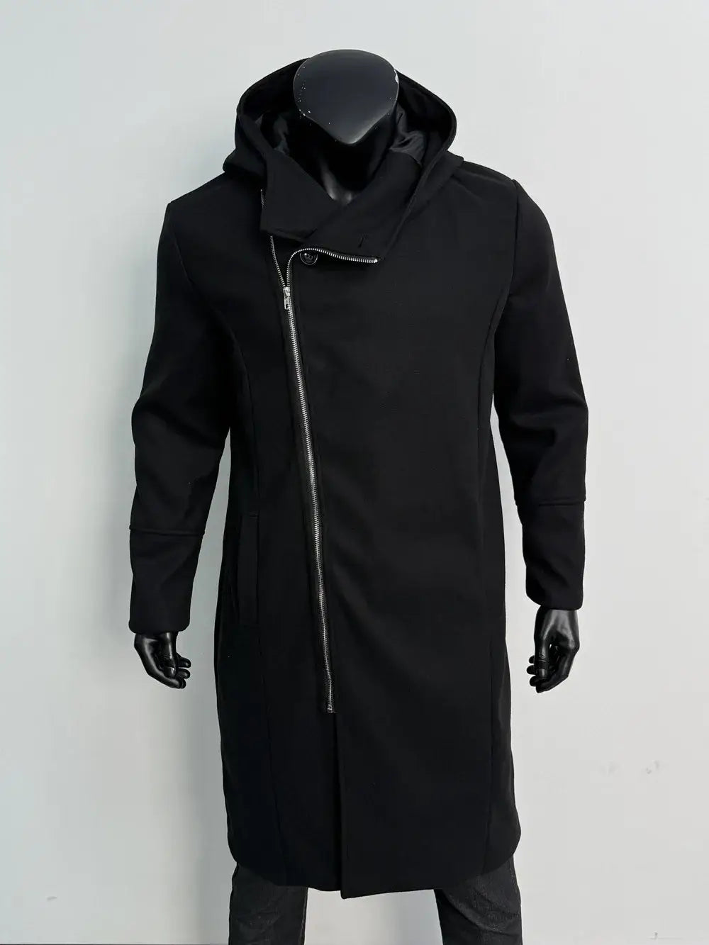 Abrigo de lana con capucha color negro, con cremallera diagonal y un diseño moderno y elegante, ideal para la moda urbana y2k.