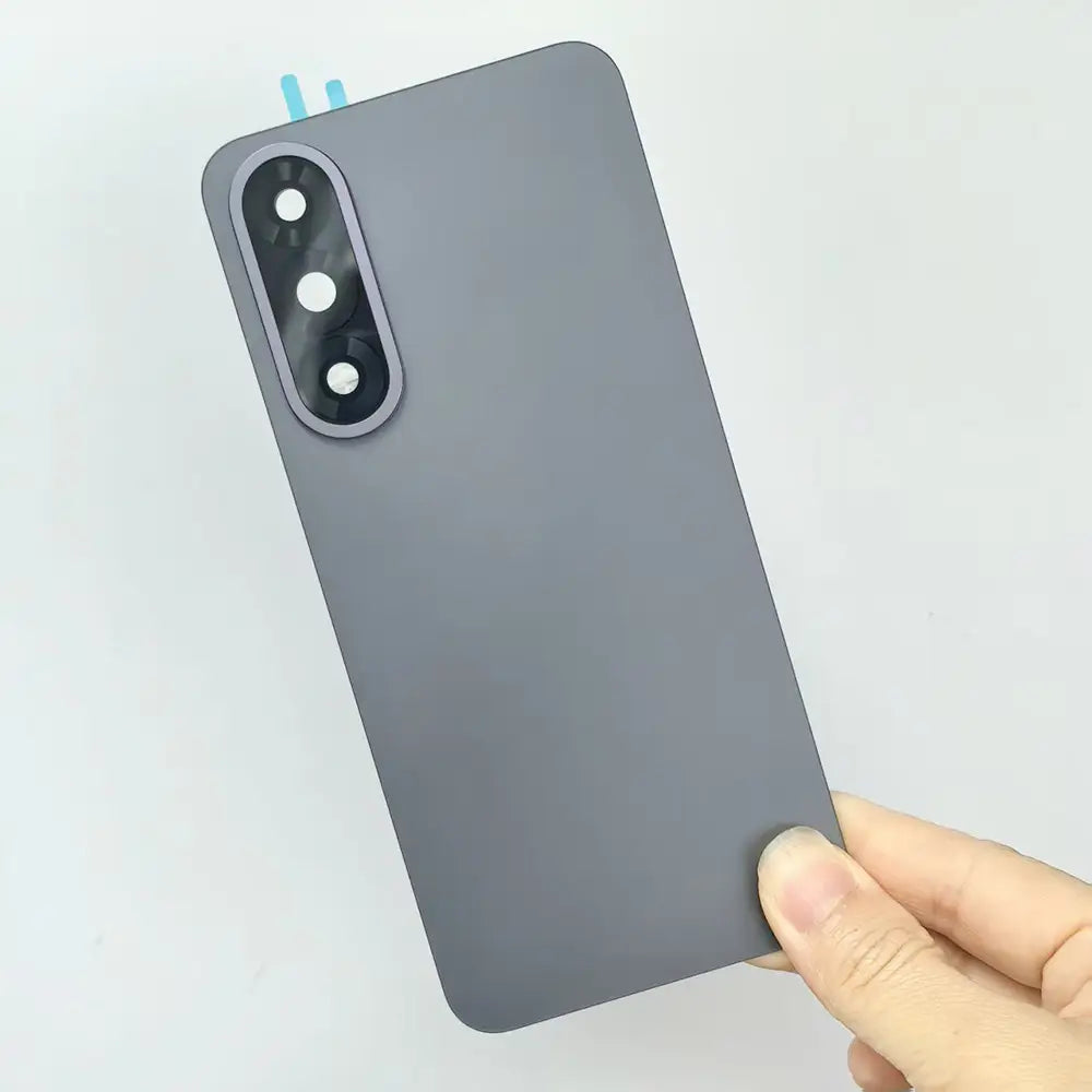 グレーのマット仕上げで背面側から示した「OnePlus Nord 5」用ガラス背面カバー。縦型のトリプルカメラレンズモジュールを搭載し、背面交換用カバーとして設計されています。
