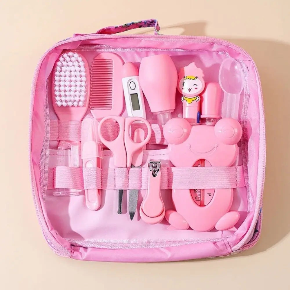 Rosa Baby-Pflegeset im 13-teiligen Neugeborenenpflege-Set mit einem Plüsch-Frosch-förmigen Thermometer und passenden rosa Pflegewerkzeugen, ordentlich in einer weichen, transparenten Tasche organisiert
