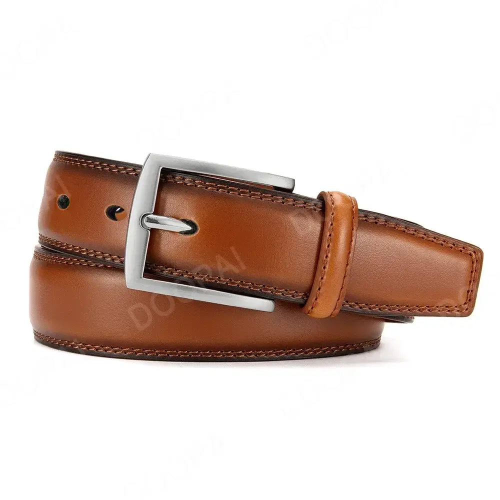 Ceinture à cliquet en cuir pour homme en cuir brun, avec boucle automatique rectangulaire à l’aspect argenté et couture assortie.