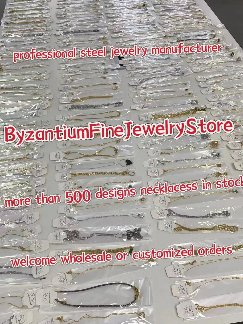 Eine Sammlung zarter metallischer Halsketten in verschiedenen Designs und Ausführungen, die auf einer weißen Fläche neben Ohrringen mit silbernen Tropfenquasten in Gold-Vermeil präsentiert werden.