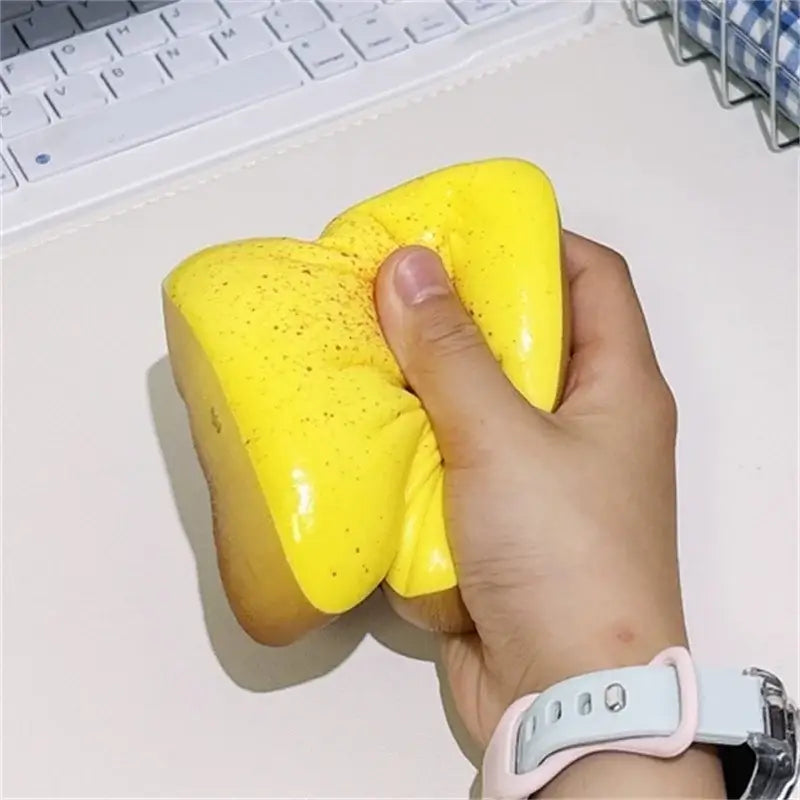 Balle anti-stress en forme de pain, jaune tacheté, couleur macaron, conçue comme un jouet anti-stress en forme de toast moelleux