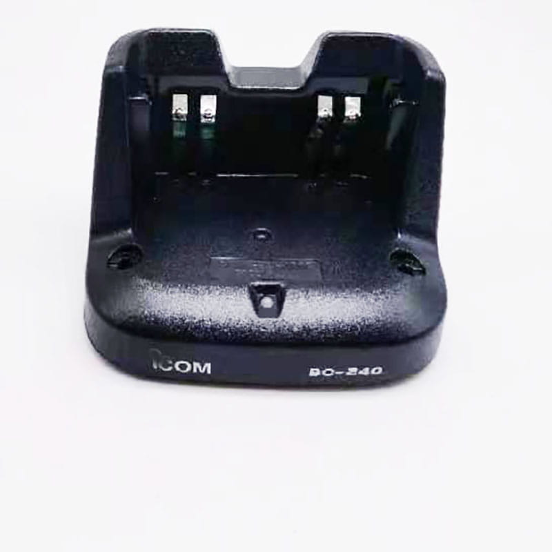 Icom携帯型無線機用のBC-240デスクトップ充電器ベース。黒色の成形樹脂筐体および金属接点を備え、効率的な充電と、最適化された出荷時間ならびに物品税を目的としています。