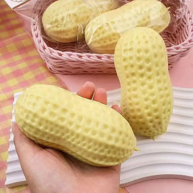 Jouet antistress souple en forme de cacahuète jaune à texture, fabriqué dans une matière souple pour l’exercice des mains et la relaxation.