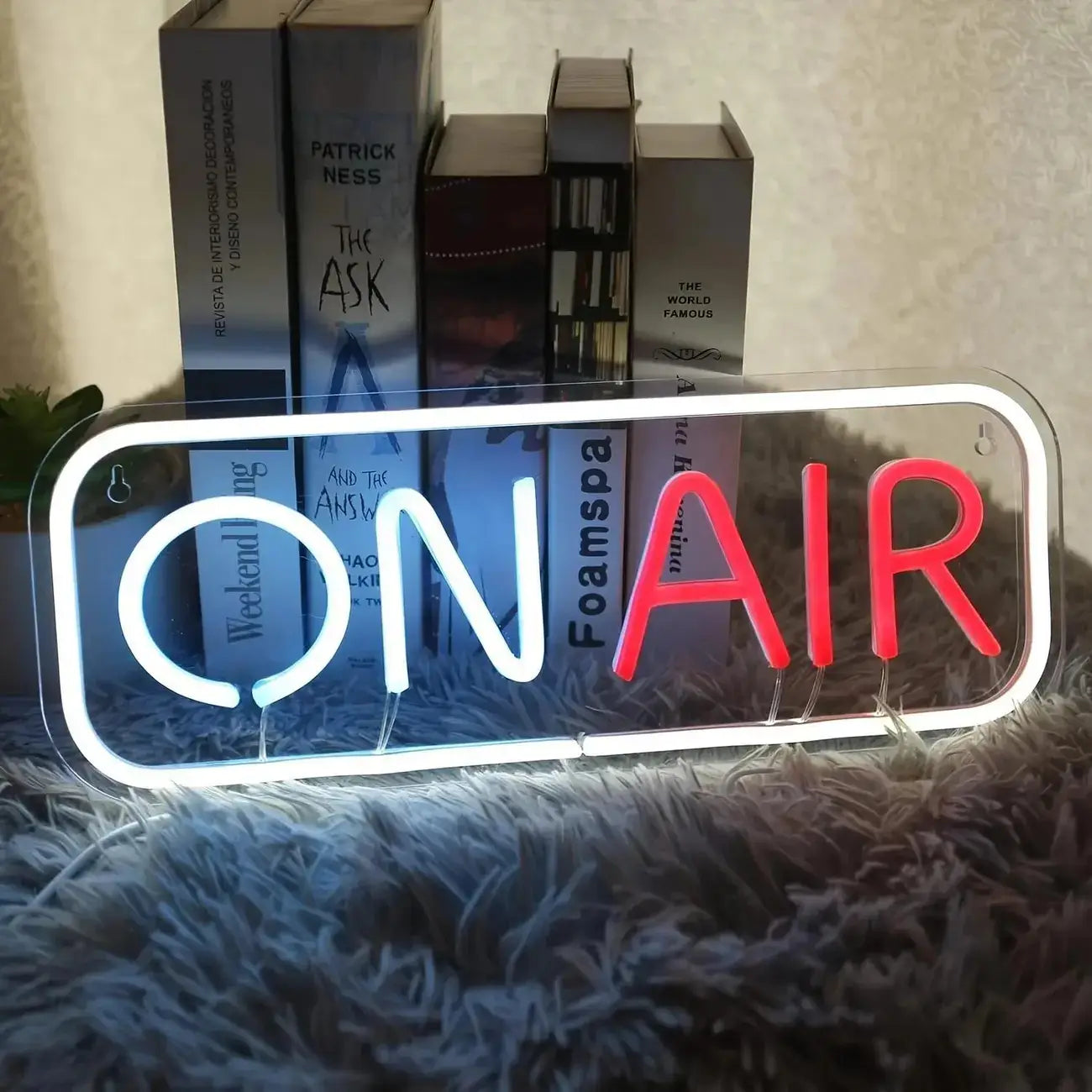 un art mural en enseigne néon LED « on air » avec câble USB, présentant des tubes néon blancs et rouges lumineux, encadrés par une bordure en verre translucide pour une présentation murale