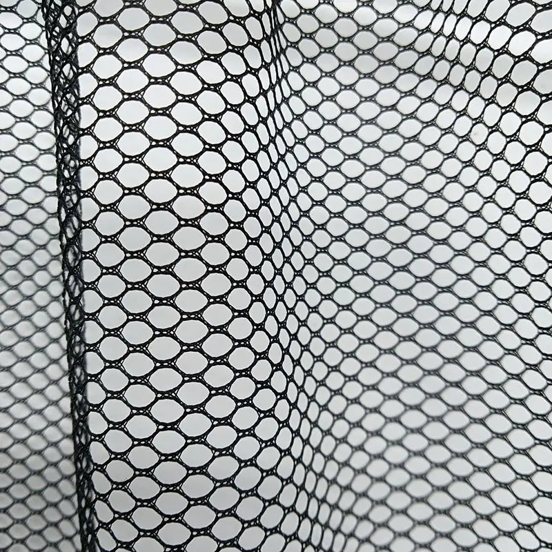 Schwarzes Netzgewebe mit einem gleichmäßigen, sich wiederholenden Muster aus oval geformten Öffnungen, das in einem elastischen Netz für die Kofferraumorganisation eingesetzt wird.