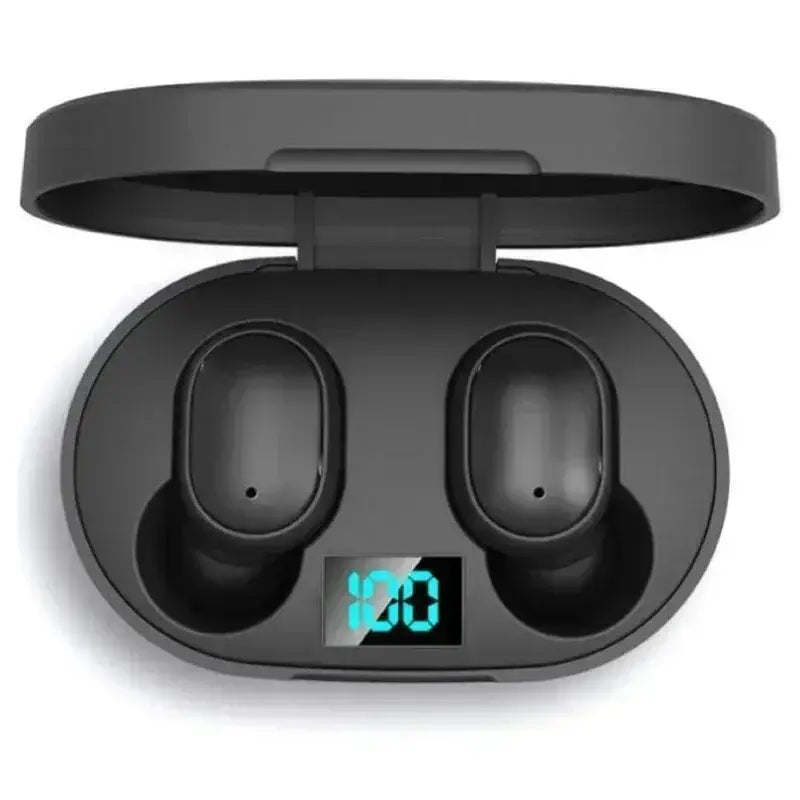 Schwarze E6s-Wireless-Bluetooth-Ohrhörer in einer eleganten ovalen Ladehülle mit digitaler Anzeige, die einen Akkustand von 100 Prozent anzeigt.