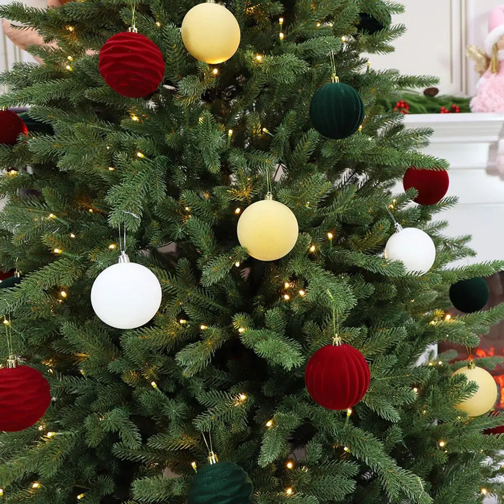 Christbaumkugeln in Samtoptik in Rot, Grün und Weiß aus Samt hängen von einem dekorierten Baum in einem 12-teiligen grünen Sortimentsset