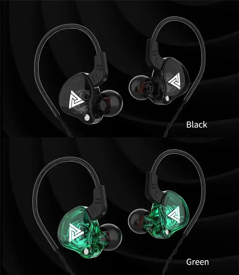 マイク付きのQkz ak6 密閉型イヤホン。黒と緑の透明な角形イヤーピースに、クリアな音声と快適な装着のための白い三角形ロゴを配置しています。