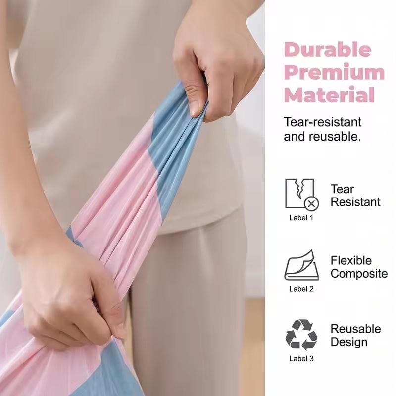 Un tissu souple extensible présentant un motif à rayures rose et bleu, réalisé à partir d’un matériau premium durable, mis en avant pour des sacs sous vide de rangement en pa+pe afin d’économiser de l’espace.