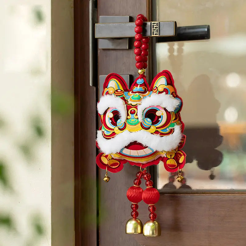 Chinesisches Neujahrsfest-Pferde-Anhänger-Ornament mit einem leuchtend roten, bestickten Löwenkopfs-Türbehang mit weißem Fellbesatz, farbenfrohen dekorativen Mustern sowie herabhängenden roten Perlen und goldenen Glöckchen.