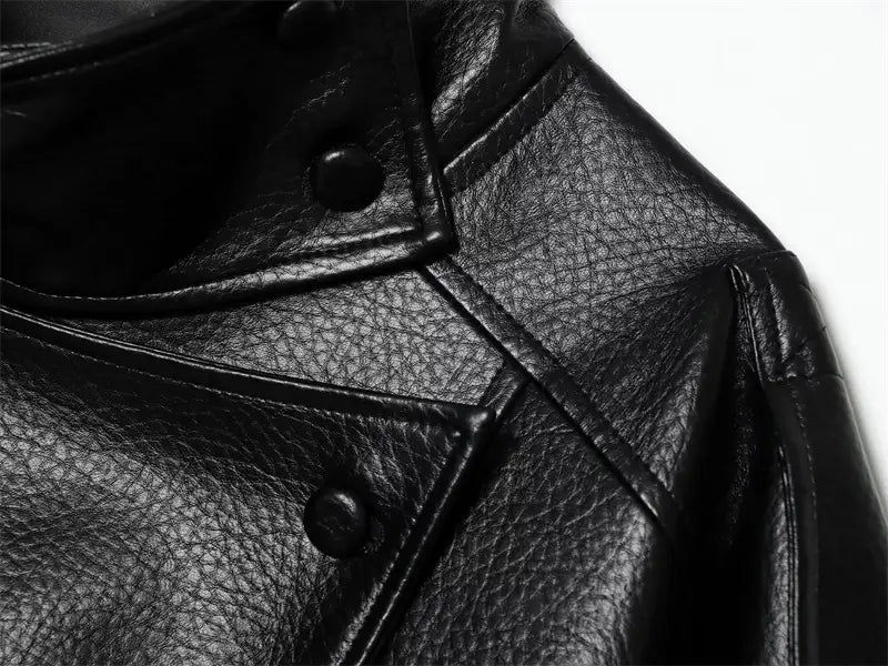 ブラックの表面テクスチャーとクラシックなボタン留めを特徴とする黒のフェイクレザーボンバージャケット。
