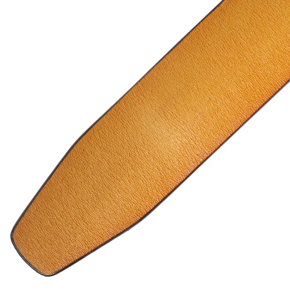 Sangle de ceinture à cliquet sans trous en cuir beige pour homme, 3,5 cm, avec surface texturée et surpiqûres foncées le long des bords.