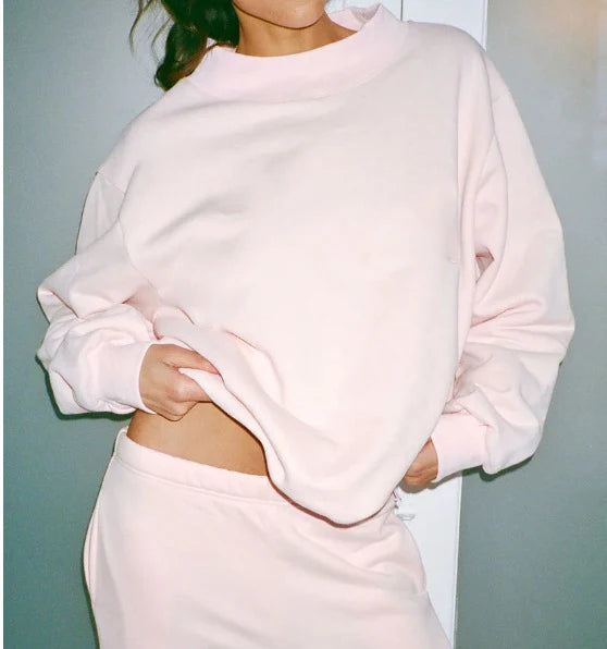 Sweat-shirt col cheminée grande taille rose blush pâle, à la coupe oversize décontractée et aux poignets côtelés, réalisé dans un tissu doux.