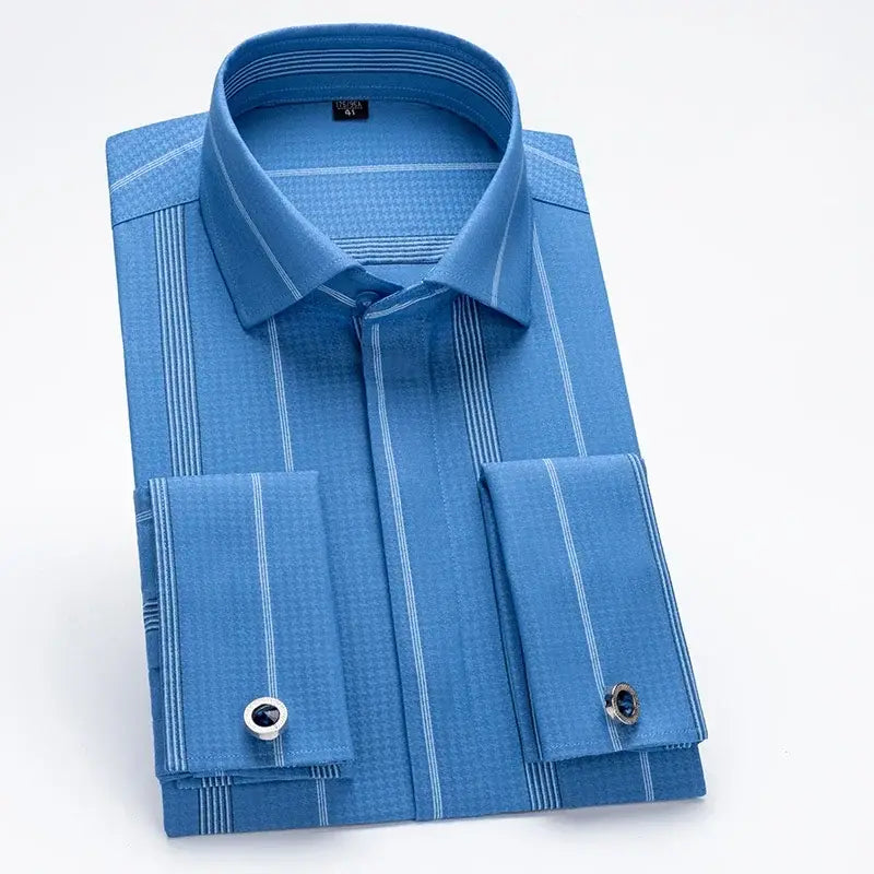 Chemise habillée à poignets français à rayures bleues, dotée d'une texture subtile, avec des boutons de manchettes assortis conçus pour les tenues formelles.