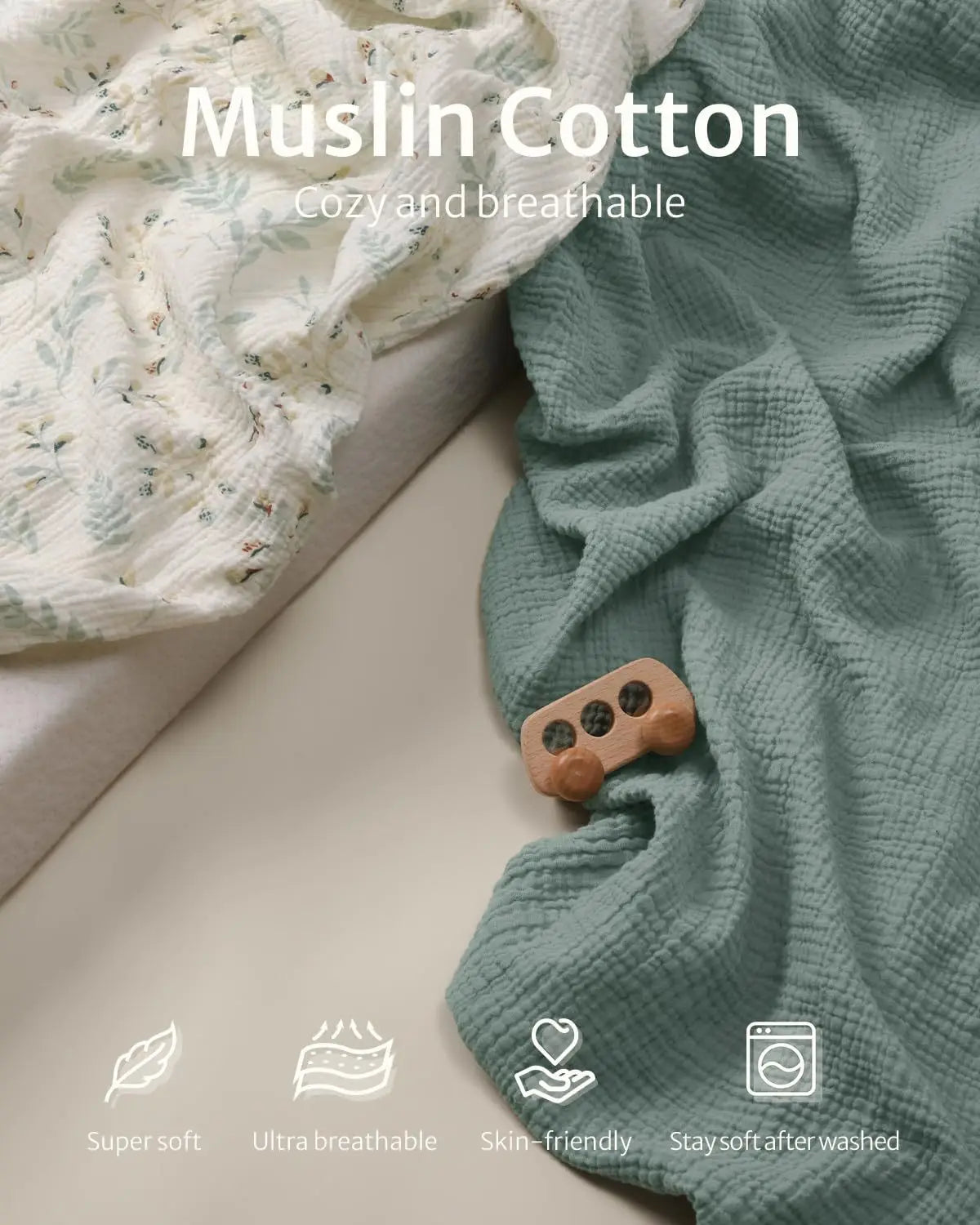 ein weiches Babybettlaken-Set aus Salbeigrünem Baumwollmuslin mit einer dezenten, gewebten Struktur und einem zarten floralen Muster