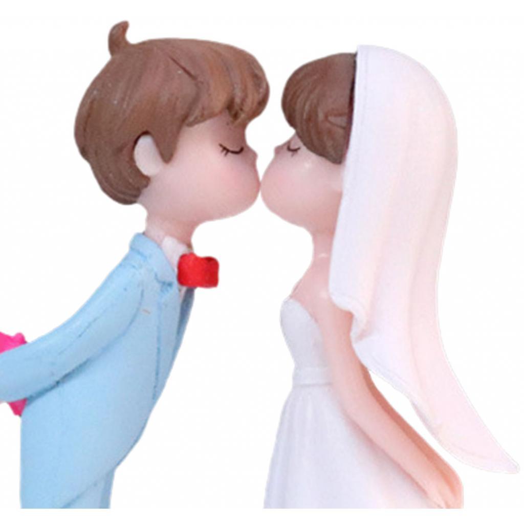 Hochzeitskuchenaufsatz Bräutigam und Braut aus Harzfigur: eine niedliche Braut in einem weißen Kleid und Schleier sowie ein Bräutigam in einem hellblauen Anzug mit roter Fliege, die sich einen Kuss teilen.