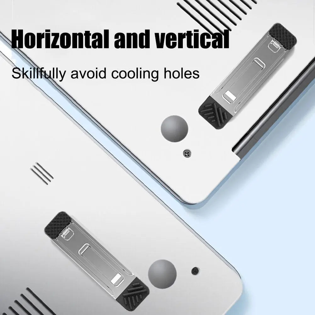 Support portable pour ordinateur portable pliant en aluminium, argent et noir, avec prises en caoutchouc texturées pour un maintien sûr de l’appareil.
