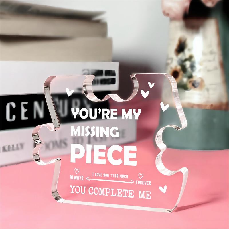 Plaque-souvenir en acrylique transparente représentant un couple de pièces de puzzle, avec un texte blanc gravé indiquant « vous êtes ma pièce manquante » et des cœurs décoratifs.