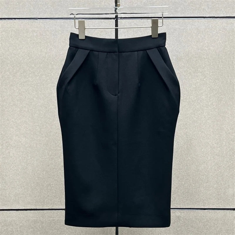 Jupe crayon noire taille haute avec coupe ajustée élégante et plis discrets à la taille, vue de face pour un style longueur genou Y2K.