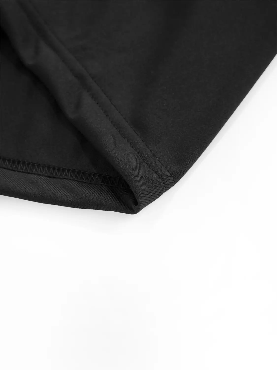 Schwarzer Stoff mit sauberer Ziernaht am Saum eines Herren-Langarm-Henley-Shirts als lässiger Basic-Pullover