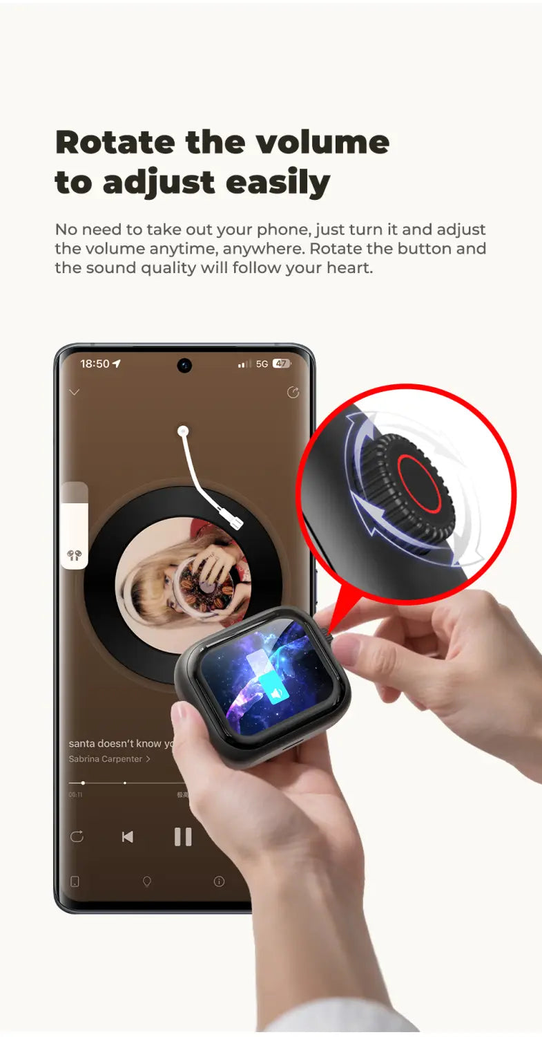 Écouteur sans fil HTC NE40 noir avec bouton circulaire rotatif de volume et affichage de lumière à DEL bleue, associé à l’étui de charge intelligent