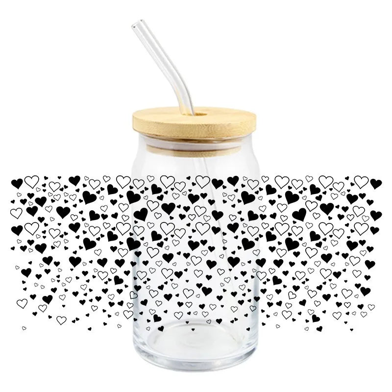 Bouteille de boisson réutilisable en verre transparent, avec couvercle en bambou et paille transparente, présentant un motif de cœur noir et blanc avec une étiquette autocollante d’enveloppement pour gobelet UV DTF de la Saint-Valentin, pour une contenance de 16 oz.