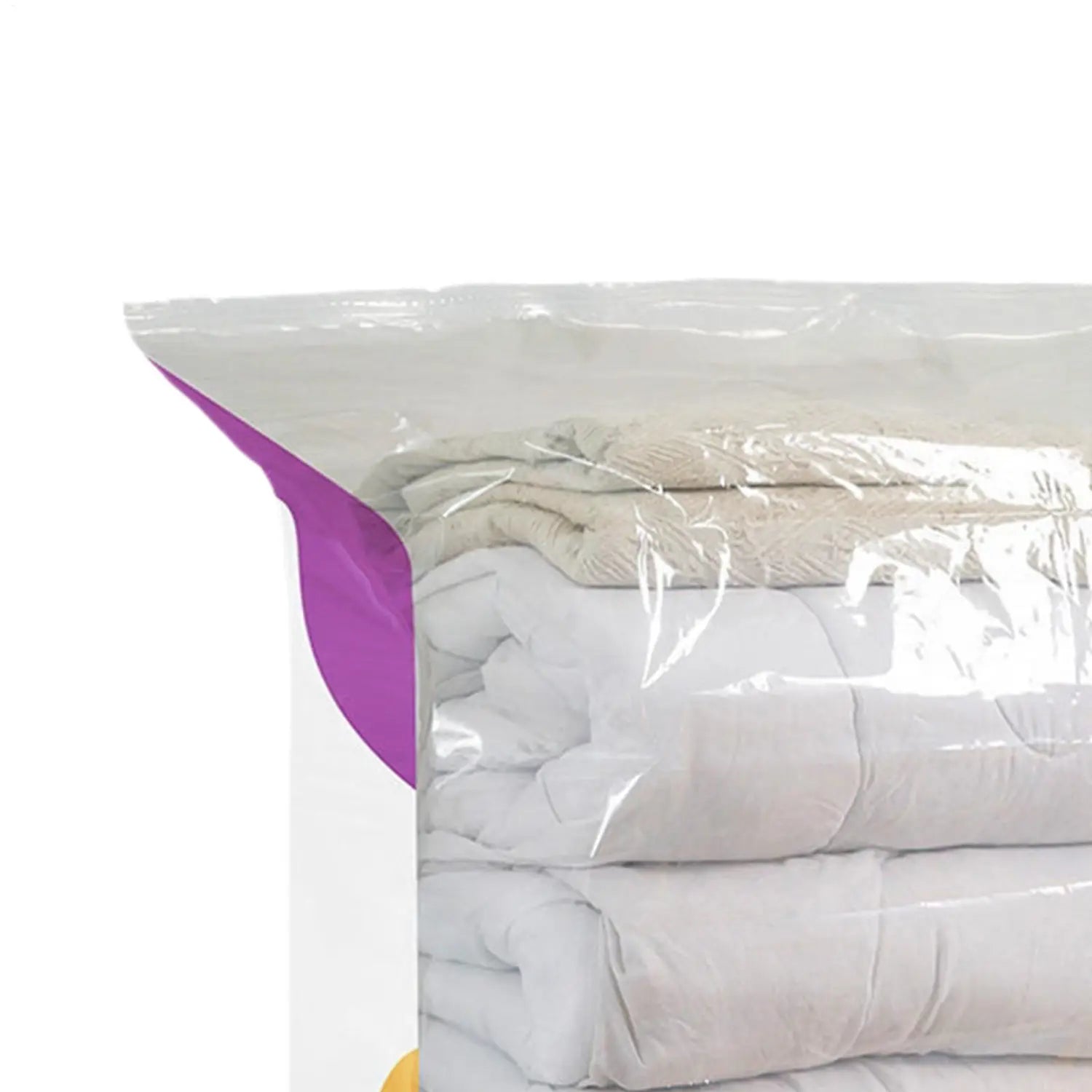 Transparenter Kunststoff-Vakuum-Aufbewahrungsbeutel mit einer kräftig violetten Versiegelungsleiste, in dem ordentlich gefaltete weiße und beige Quilts für eine große platzsparende Nutzung in Vakuum-Aufbewahrungsbeuteln verstaut sind.