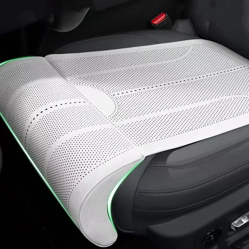 Braune perforierte Beinstütze für das Sitzkissen, von vorn in weiß perforiertem Material dargestellt, mit grün leuchtender Einfassung.