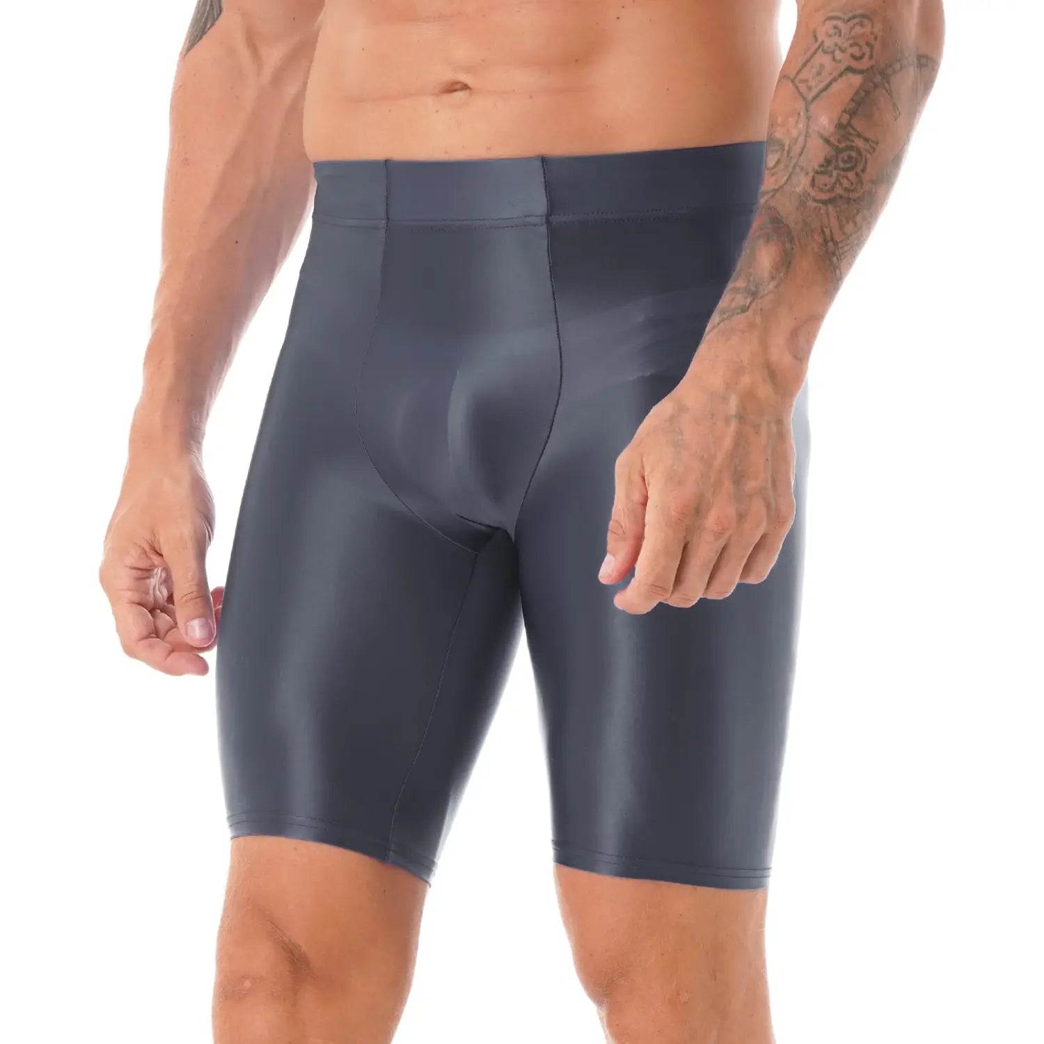 Shorts de color gris oscuro brillantes y ajustados, con cintura alta, que complementan la camiseta de compresión para hombre de manga larga y acabado brillante para uso atlético