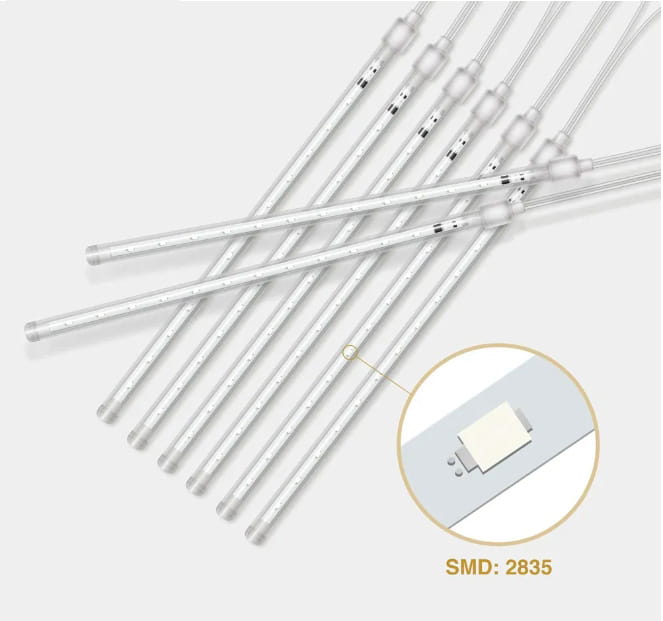 silberfarbene LED-Meteorschauer-Regen-Lichterkette mit elegantem transparentem Gehäuse und gleichmäßig verteilten SMD-2835-LEDs für den Einsatz in Innen- und Außenbereichen