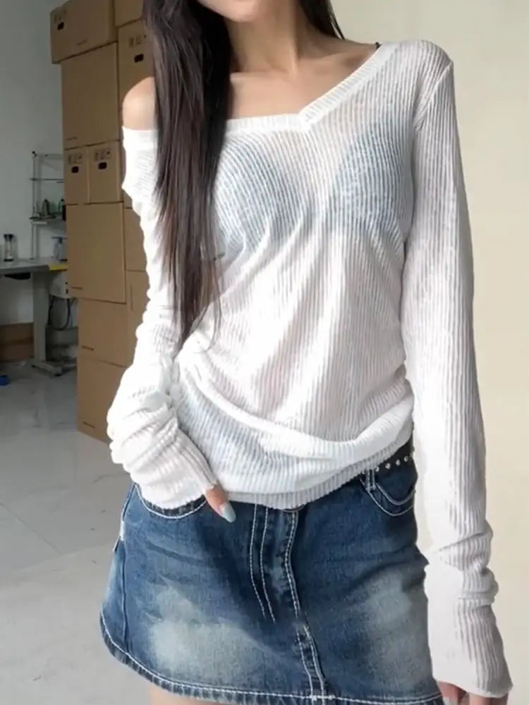 Weißer gerippter Longsleeve-Top mit Bardot-Ausschnitt aus schierem Material für Damen als Slim-Casual-Tee mit V-Ausschnitt-Design