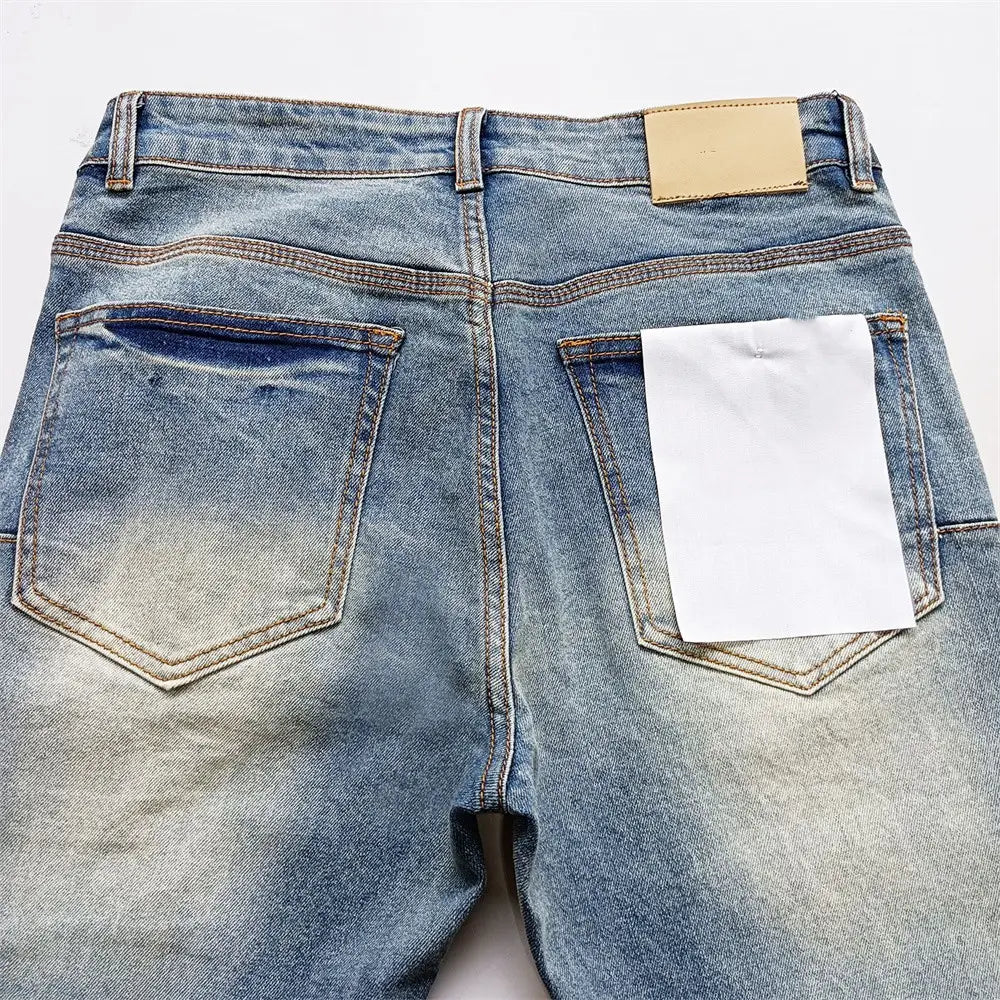 Jeans skinny déchirés pour hommes en denim à lavage clair, finition délavée et déchirée, avec coutures foncées contrastantes.