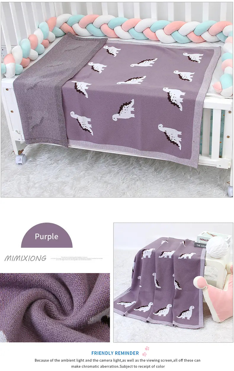 Lila Dinosaurier-gestrickte Babyddecke aus Baumwolle, geeignet als Wickeldecke für das Gitterbett