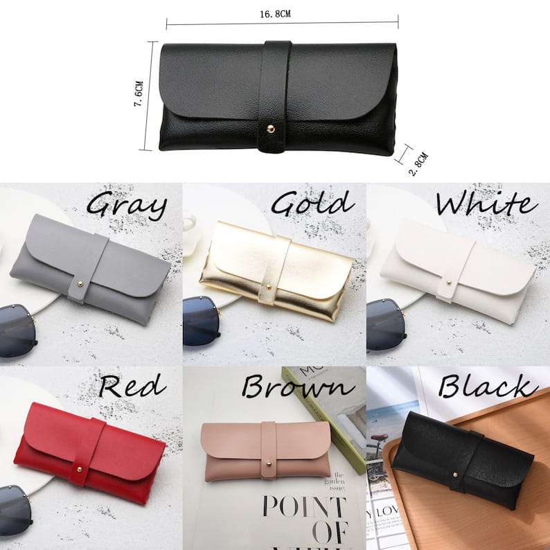 Étui à lunettes en cuir noir au design minimaliste épuré et à une fermeture à bouton-pression métallique unique, personnalisé en tant que cadeau pour demoiselle d’honneur.