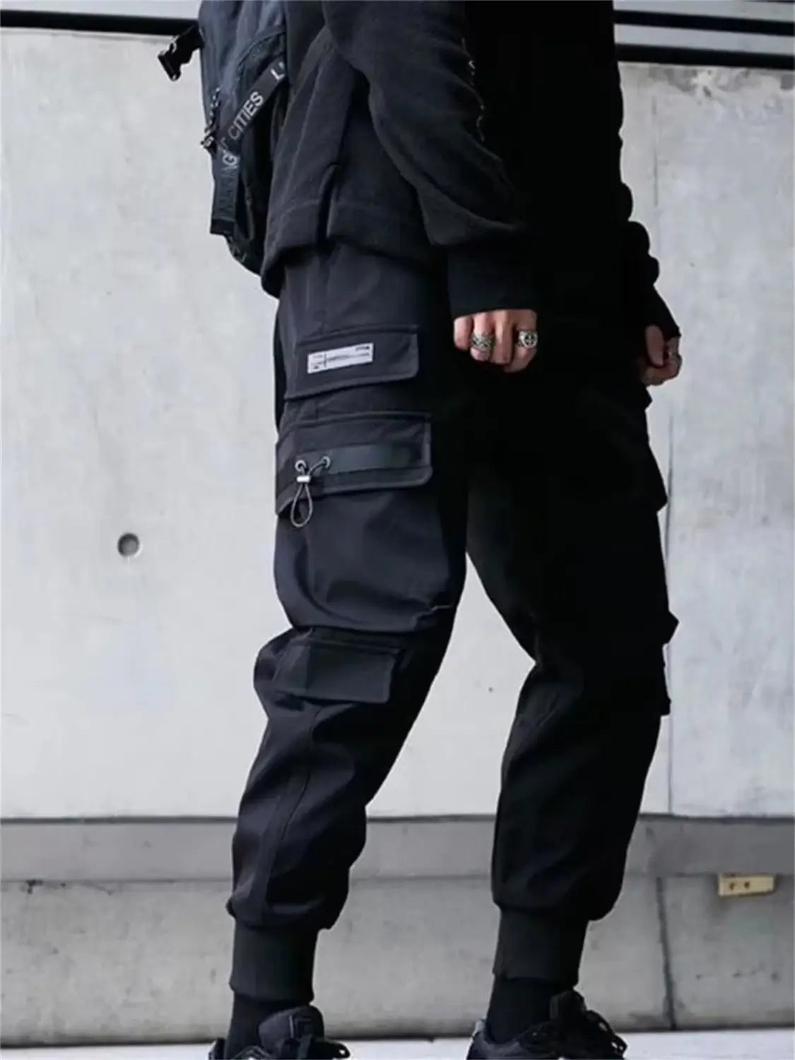 Pantalones tipo jogger cargo tácticos negros para hombres con múltiples bolsillos y un diseño utilitario y estilizado, adecuado para estilo urbano y el estilo de sudaderas.