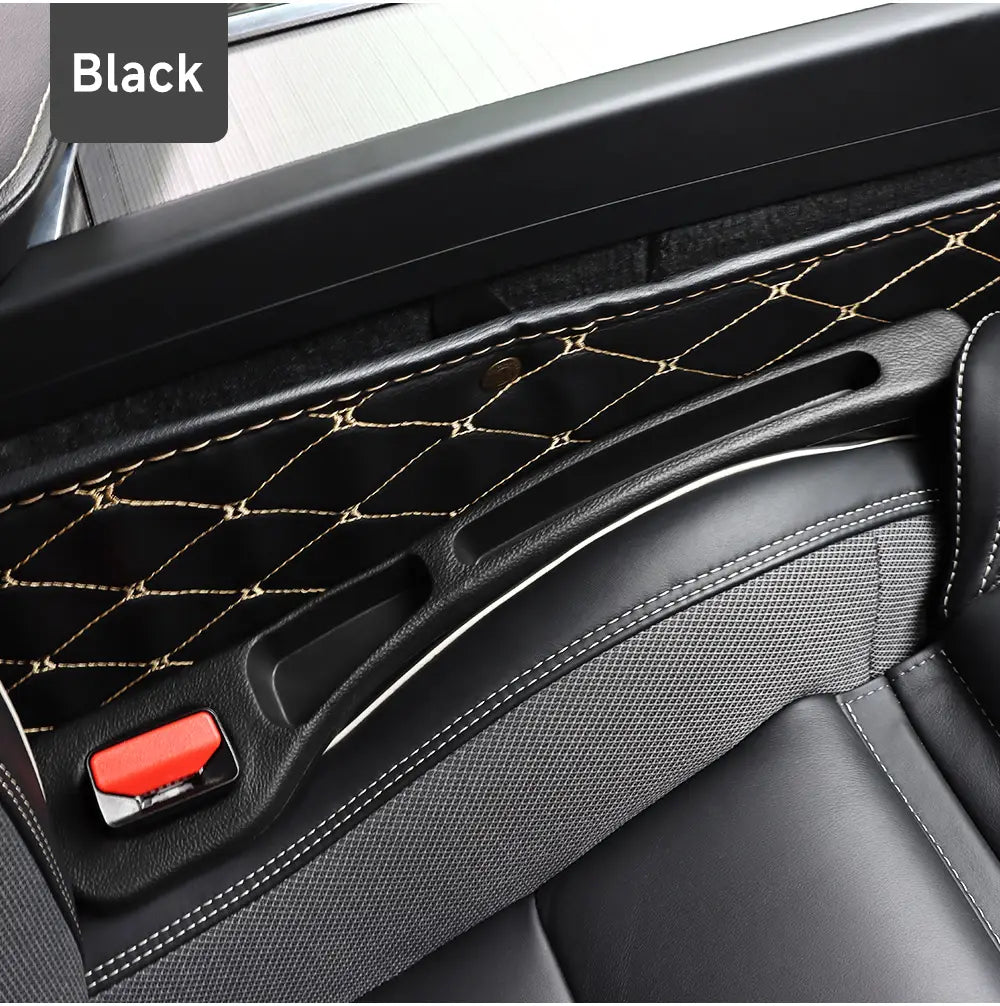Comblement d’interstice de siège en cuir noir pour la classe AMG GLC, avec surpiqûres dorées et accent de bouton rouge sur le détail du panneau de porte
