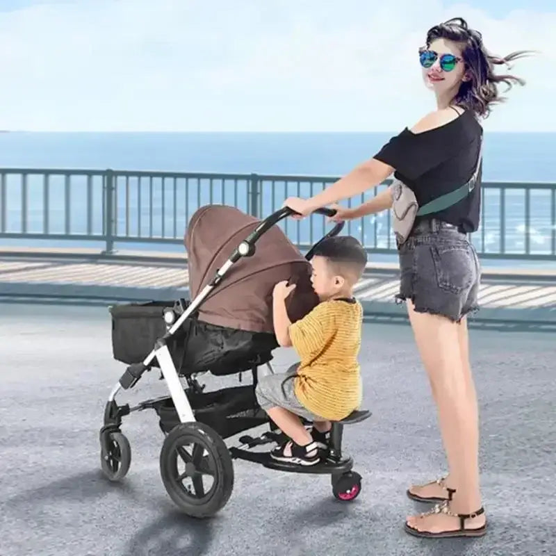 Kinderwagen-Fahrbrett mit braunem Verdeck, abnehmbarem Sitz und Plattform; mit schwarzem Rahmen und Rädern in einem eleganten modernen Design