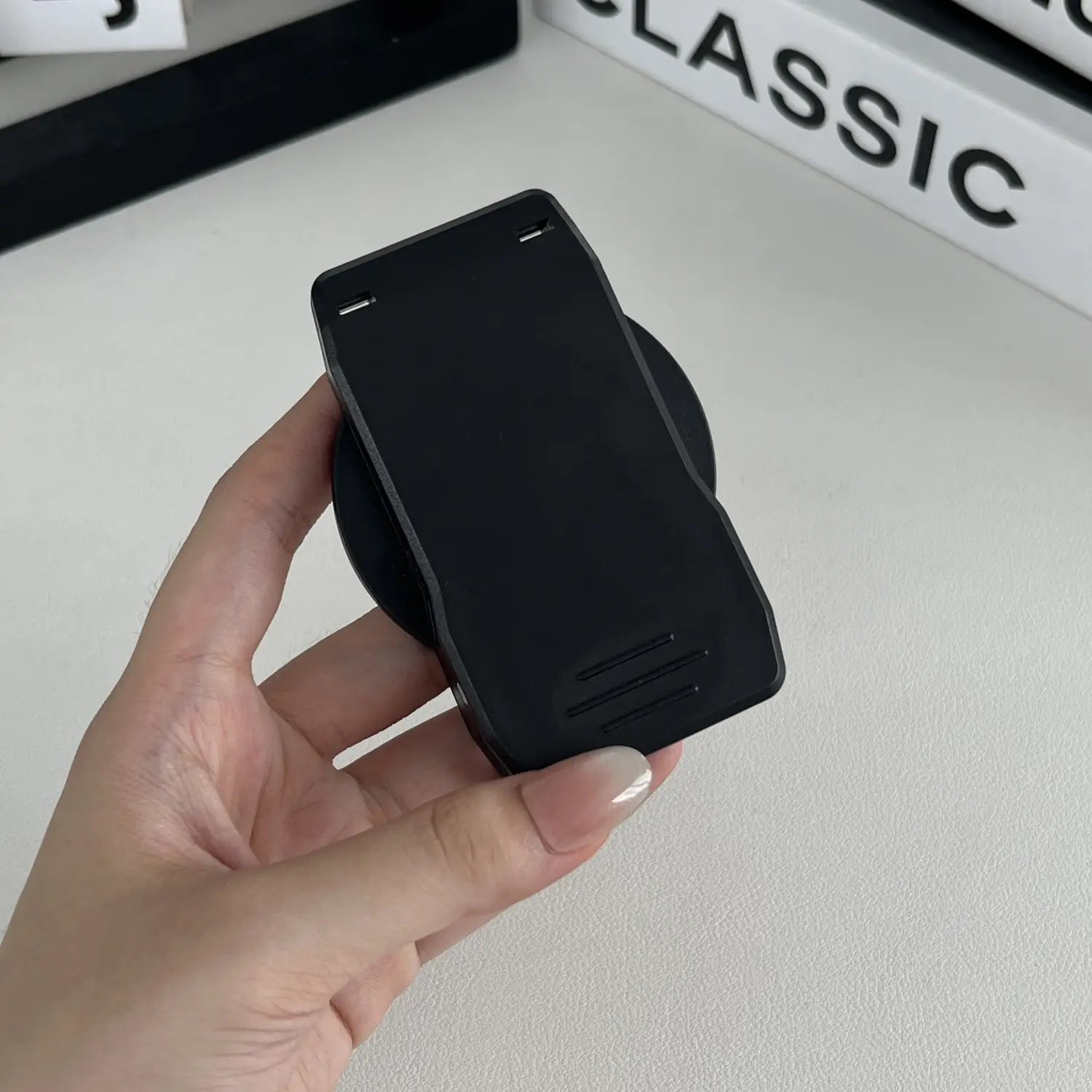 Schwarze Smartphonehülle mit strukturierter Griffigkeit und dezenten horizontalen Rillen auf der Rückseite für die magnetische Telefon-Rucksackclip Universalhalterung.