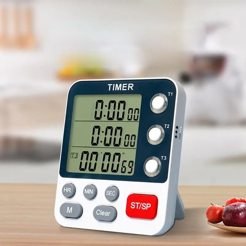 Weißer digitaler Küchen-Timer mit einem dunkelblauen Rahmen, der drei separate Zeitanzeigen und silberne Tasten für präzise Zeitschaltfunktionen im dreikanaligen digitalen Küchen-Timer mit lauter Alarmfunktion aufweist.